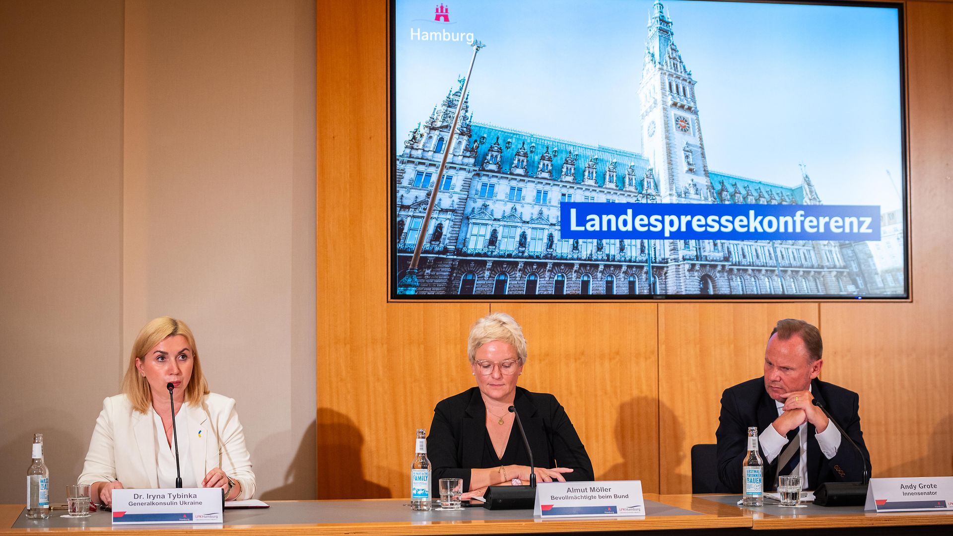Generalkonsulin Irina Tybinka, Staatsrätin Almut Möller und Innensenator Andy Grote bei der Landespressekonferenz